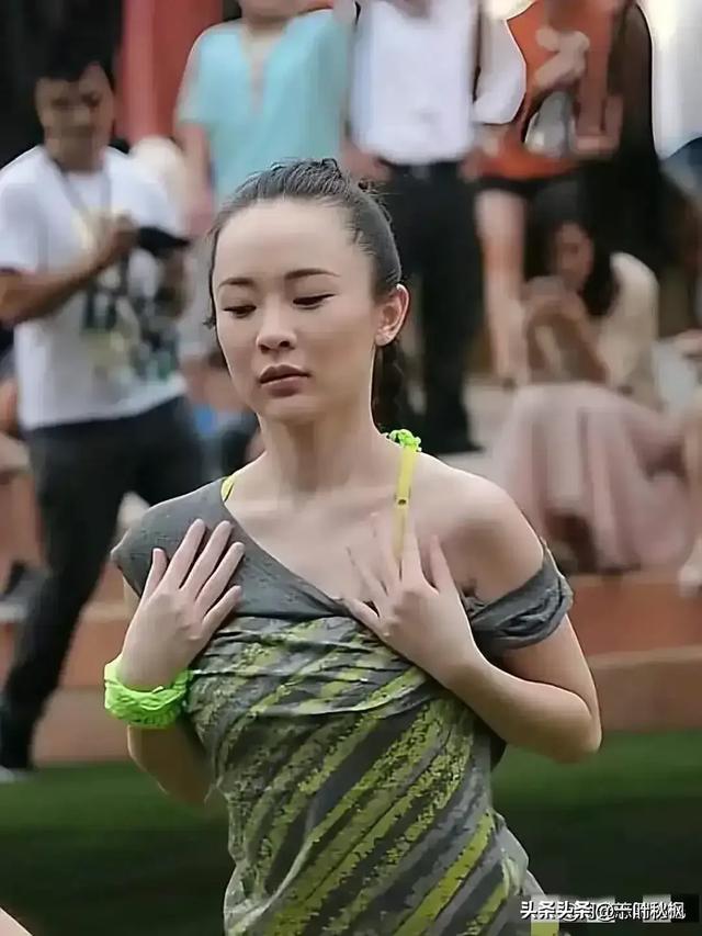 霍思燕这件衣服太宽松了吧,练个瑜伽都快走光了,是故意的吧