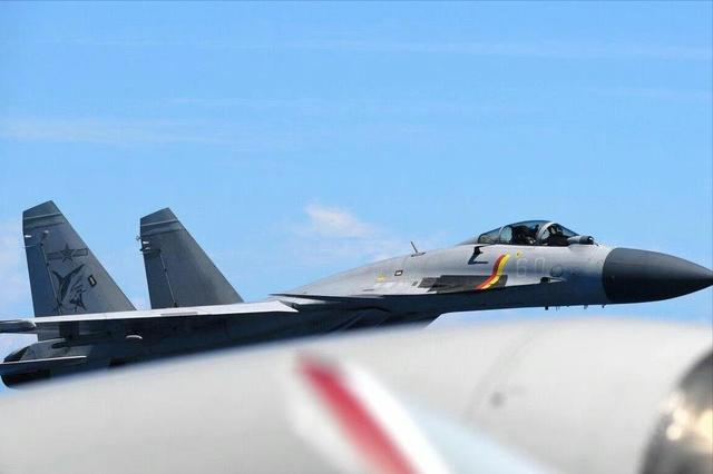 事情闹大！日战机琉球挑衅，辽宁舰携歼-15出击，高市：坚决回应