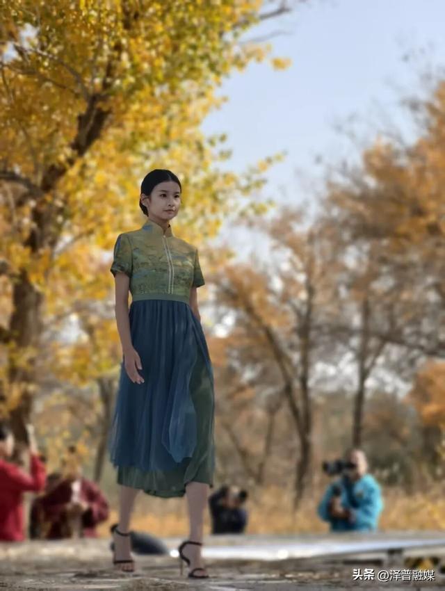 泽普县：艾德莱斯纹缀旗袍 胡杨林间续写深情