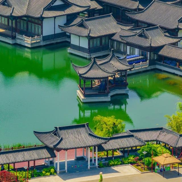 我是上海人，旅游景点华夏城，矿坑改的有生态味