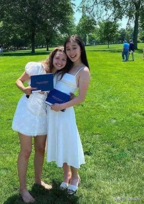 李连杰二女儿李苔蜜五官精致，清丽脱俗，长得漂亮也像李连杰
