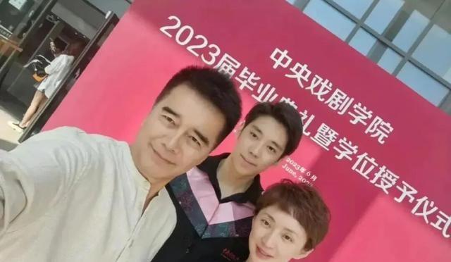 何晴葬礼现场，24岁儿子手捧骨灰和遗像，前夫许亚军缺席