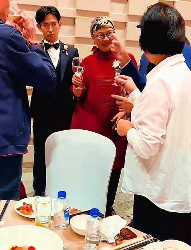 刘欢34岁女儿大婚！新娘染红发很个性，新郎儒雅，岳父母对他满意