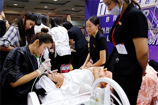 5年前，那个“卖身救父”，谁给40万就嫁谁的女孩，如今怎样了？