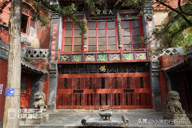 陕西黄河岸边千年石窟寺，建在红色石头上，三面凌空、内有乾坤