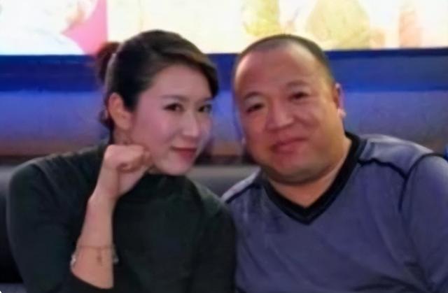 他逃亡16年，靠赃款娶4个老婆生12个娃，2015年被捕时身家几个亿