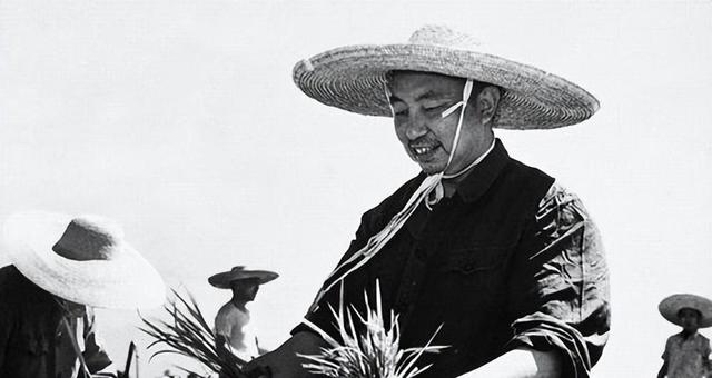 周恩来逝世后谁当总理？毛主席力推一人，此人婉拒：您考虑别人吧