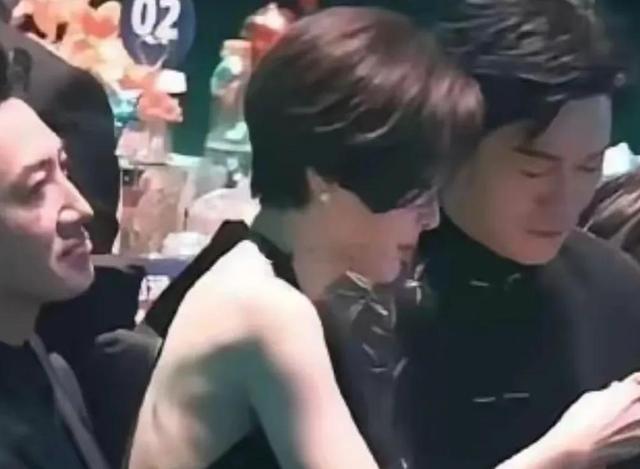 秦岚太尴尬了，居然被杨志刚嫌弃，果然女人老了就不讨喜了。