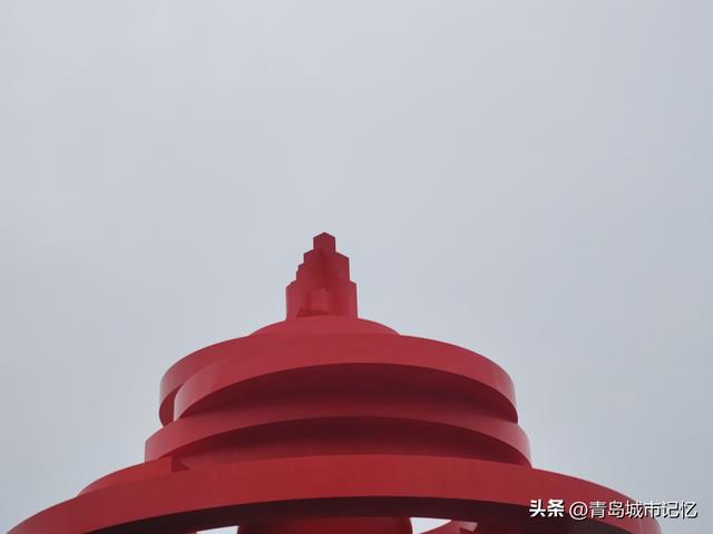 五四广场“五月的风”大型雕塑，最顶端像什么呢？