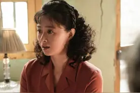 《小巷人家》番外188：宋莹来给小军送结婚礼物，张阿妹疯狂嫉妒图片