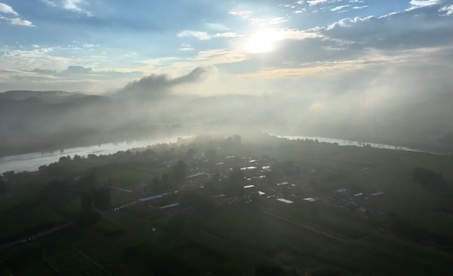 府谷：雾缕漫晓光 山村风光美
