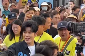 假发分层明显！黄晓明青岛现身被拍，一头浓密黑发原来是假发！图片