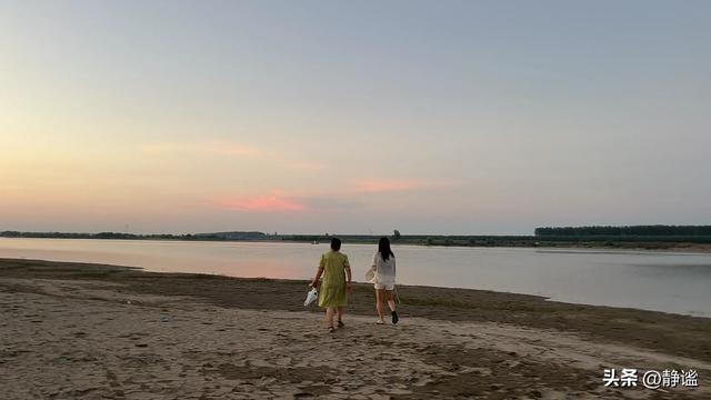 江畔暮色里的温柔时光