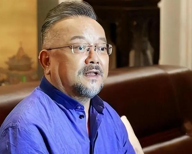 事实证明，被传卖掉上亿豪宅移民美国的王刚，已经走上另一条大道