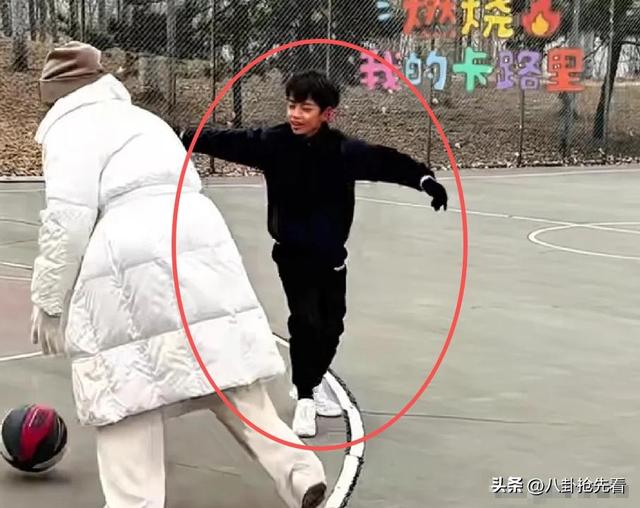 张兰不听劝，又晒孙子孙女	，小玥儿太像大S，外套7000元 个子很高