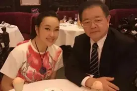 多大点事儿！刘晓庆出轨风波后首露面，与王晓玉一起庆祝74岁生日图片