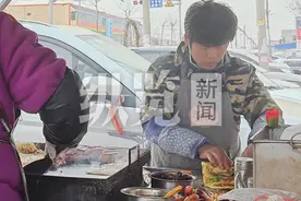 线上300万粉丝，线下还在起早贪黑摆摊卖饼的“另类”网红图片