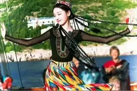 太美了！迪丽热巴在国外跳新疆舞，展示中国自信，外交部转发评论图片