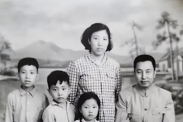 15岁入党，18岁和主席结婚，如今仍健在，却几乎不露面