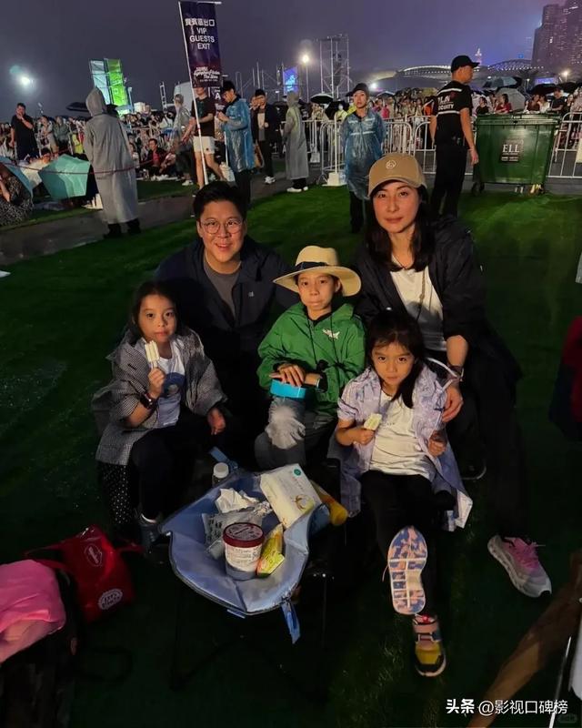 郭晶晶夫妻俩在高铁站被偶遇，没有戴口罩，霍启刚拉着破旧行李箱