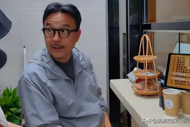 51岁汪涵现状:常年居住在长沙,穿人字拖嚼槟榔,大烟斗不离身