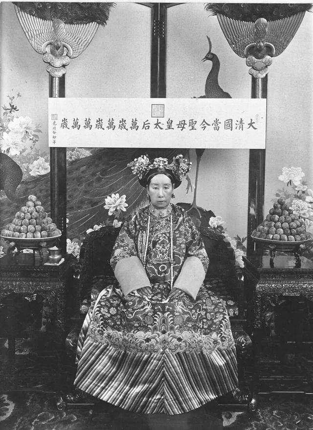 清末，慈禧太后在紫禁城内拍摄照片的历史过程，确实颇具传奇色彩