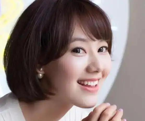 讨好大佬陪睡上位？遭央视“开除”？曾是央视女主持谣言有多荒唐