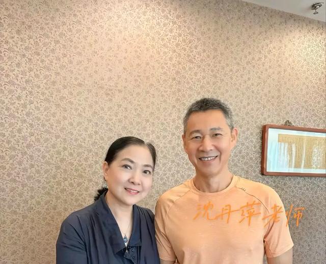 69岁张丰毅参加北电同学聚会，和沈丹萍互动亲近，张铁林也在场