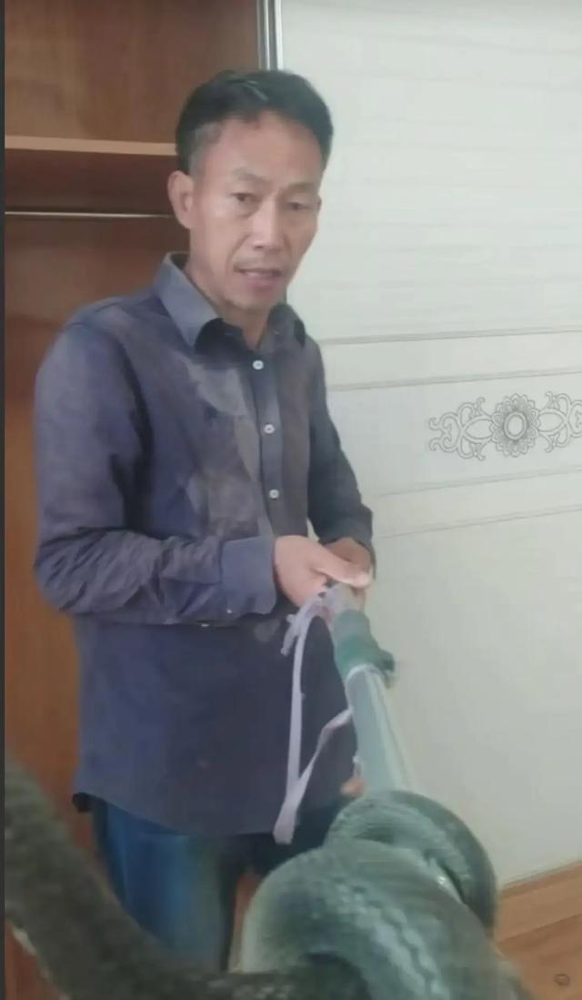 直播抓银环蛇被咬伤网红大叔已回家，当事人独家回应否认炒作：用了草药	，手指已变形
