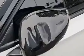 女子车停户外1整天后视镜外壳融化 当事人：可能是因为附近大楼镜面反射阳光图片