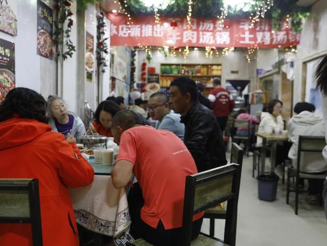 碌曲：旅游热度持续攀升，街头巷尾尽显热闹景象