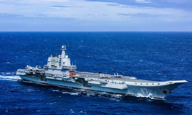 福建舰入列，老美哭丧着脸表示：不击沉它，我们都得跟着学用筷子