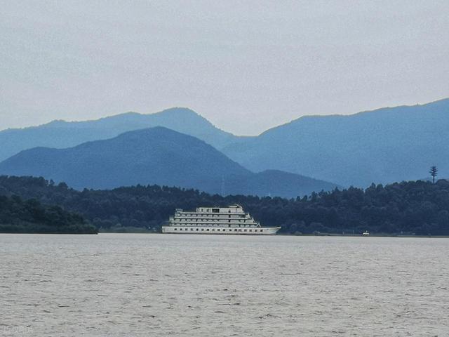 这座长江南岸的佛光之城，藏着安徽最能打的山水