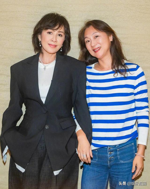 刘嘉玲回苏州与50年同学聚会 刘嘉玲保养超好 看着比别同学年轻好多