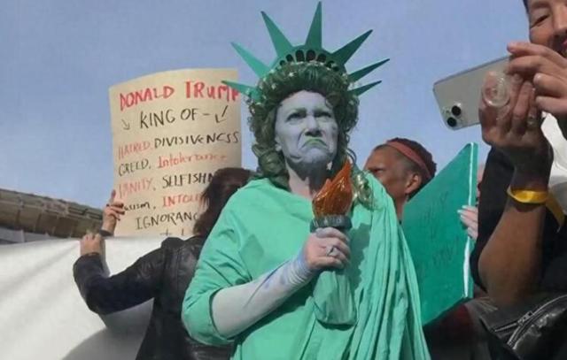 美国乱套了!全美怒吼"不要国王"，700万人抗议，特朗普回应太辣眼