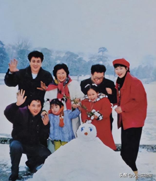 李鹏总理与女儿在一起的罕见留影，笑容灿烂喜笑颜开，温暖又温馨