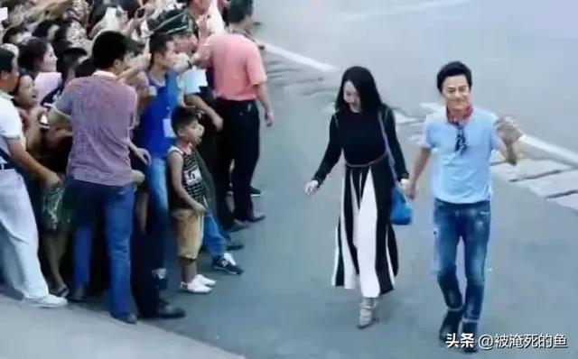 何炅和杨钰莹街头牵手 画面温馨 何炅年事已高 杨钰莹依旧美丽动人！
