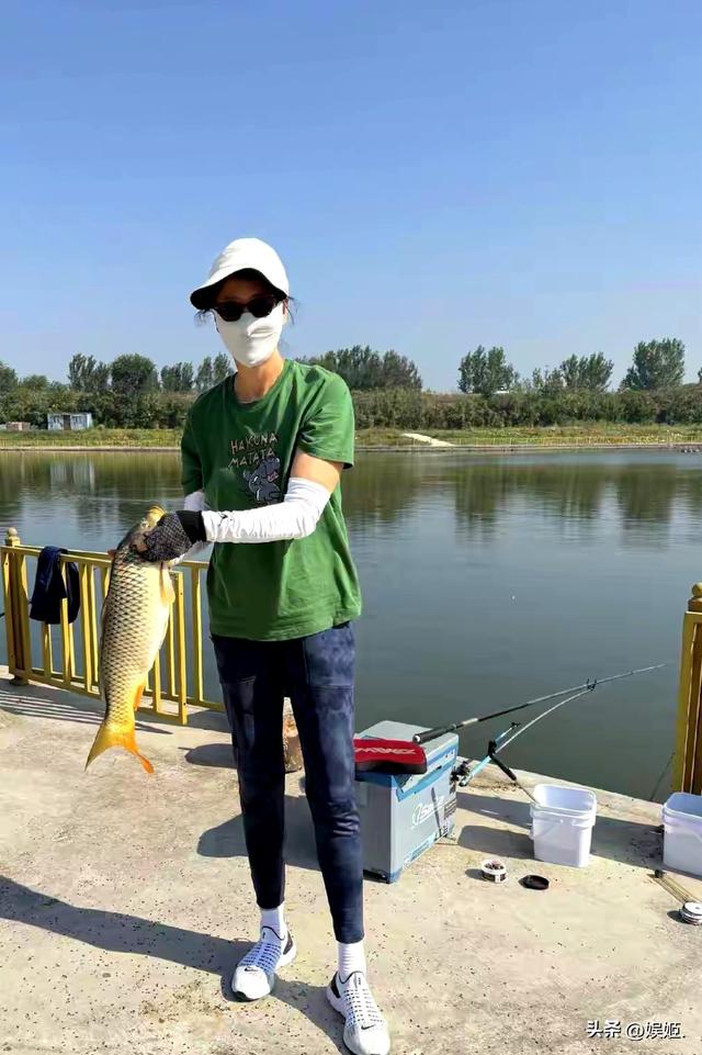 64岁郎平与74岁老公北京钓鱼 晚年生活非常充实 钓的鱼也是大到离谱
