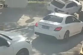 交警通报保时捷失控致1死2伤：女子操作不当引发图片