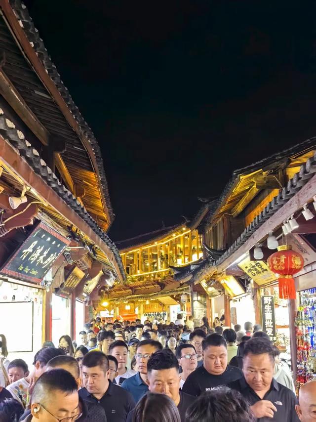 逃离40℃高温!我在丽江20℃的夏夜里,找到了最治愈的人间烟火
