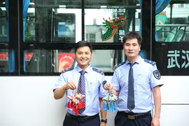 端午节香韵满车厢：武汉公交司机赠香囊，传承中华灿烂文化图片