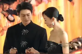 这一夜，被“一身凤凰旗袍”的李云霄惊艳，步步生莲却艳压群芳图片