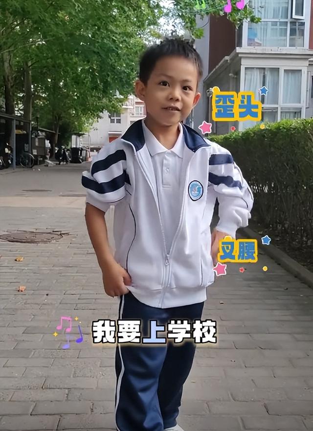 蔡磊传出好消息！终于能下楼溜达，见到儿子笑了	，爷俩靠镜子交流