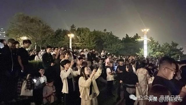 高燃！凌晨3时48分的日照海边，人山人海！这一幕，太震撼！