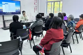 朝阳街社区合唱班上 00后带着一群50后“玩音乐”图片