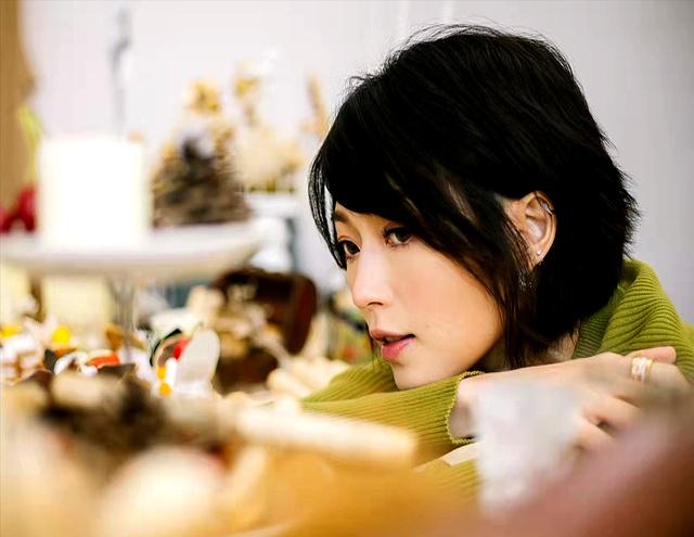 16岁已是“人间尤物”，4年换20个男人，如今收心做人妻风韵犹存