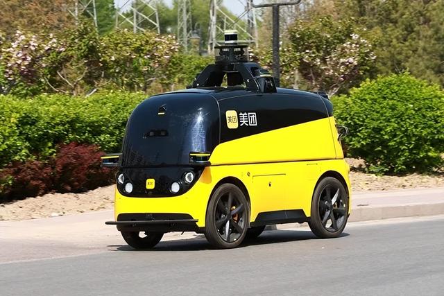 新型马路判官上路，无人物流车狂奔