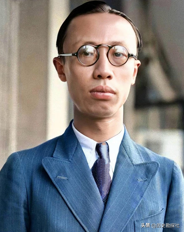 1924年溥仪被赶出紫禁城，在翊坤宫留影，寸头高筒皮靴，气质不凡