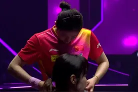 陈梦击败张本美和后，发出一声怒吼，场边的恩师马琳，边笑边鼓掌图片