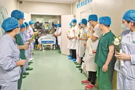 小伙摔倒没当回事 7天后脑死亡！父亲含泪捐器官 道:都是头盔惹的祸图片